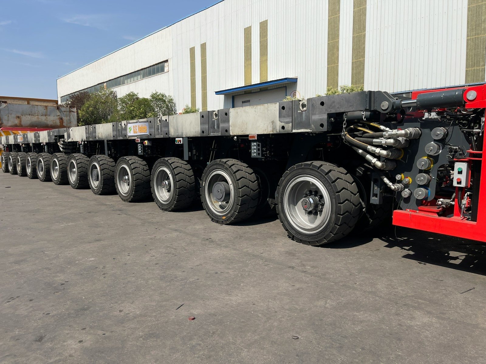 Heavy duty trailer with multiple wheels and hydraulic system